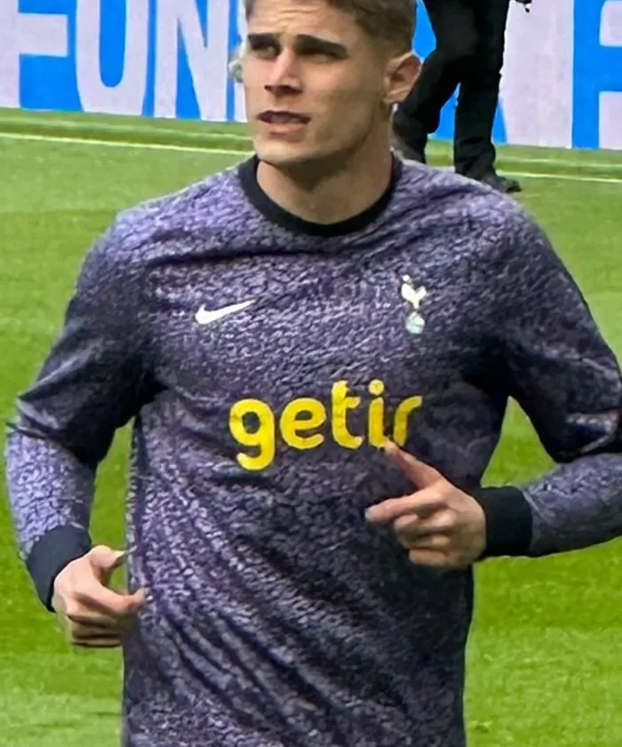 Micky van de Ven player card