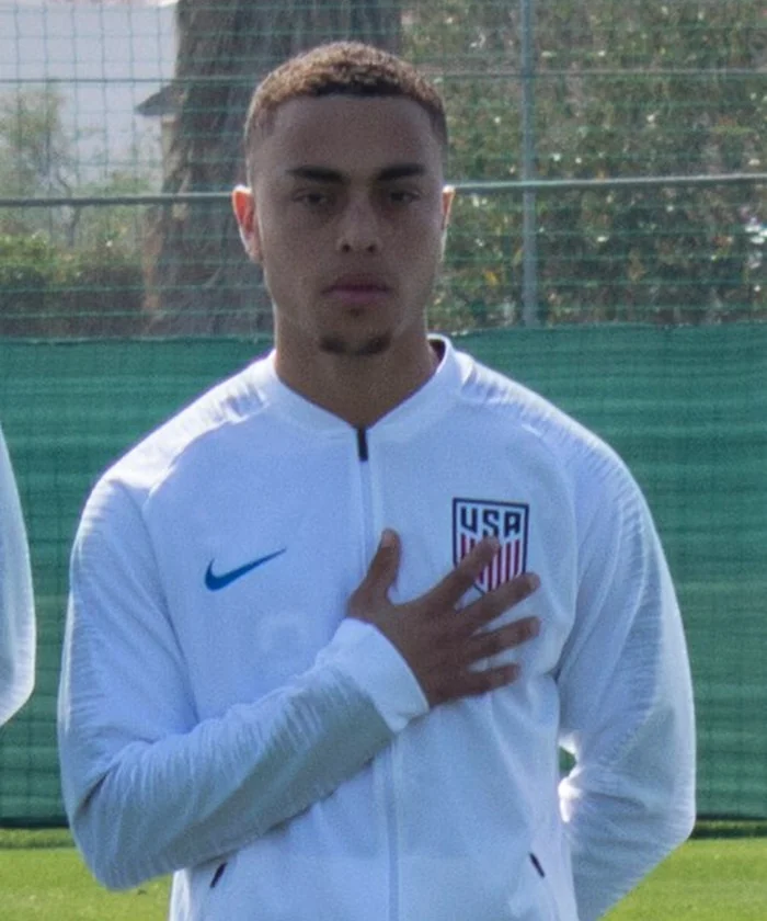 Sergiño Dest player card